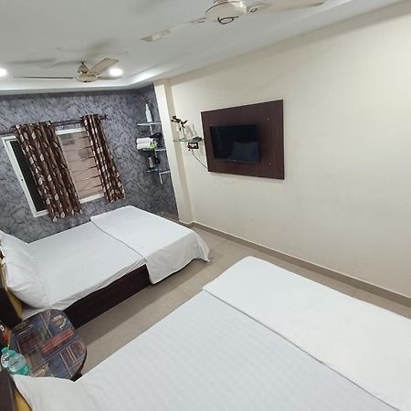 Treebo Yatri Grah Kshipra T Hotel Ujjain Buitenkant foto