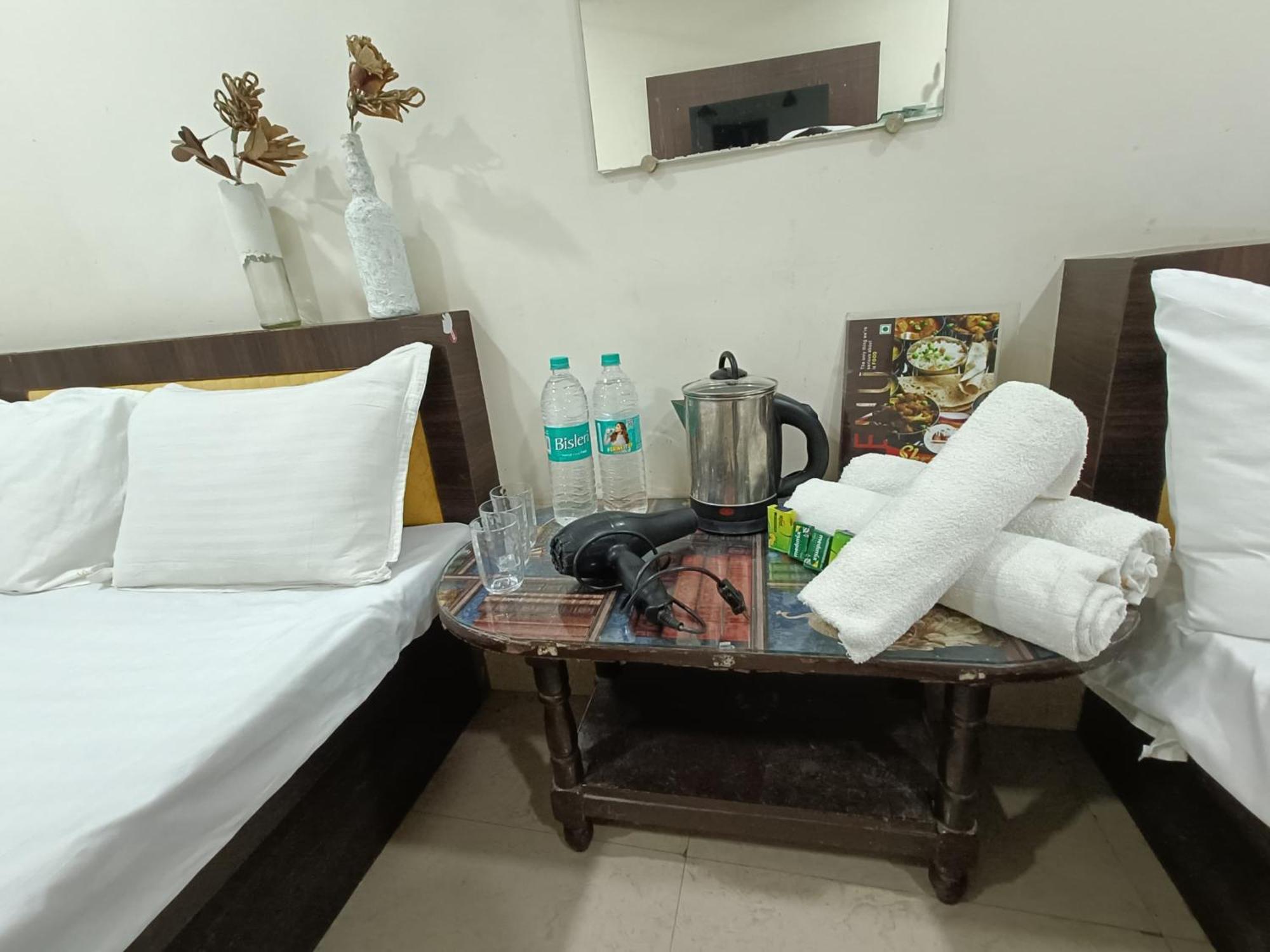 Treebo Yatri Grah Kshipra T Hotel Ujjain Buitenkant foto