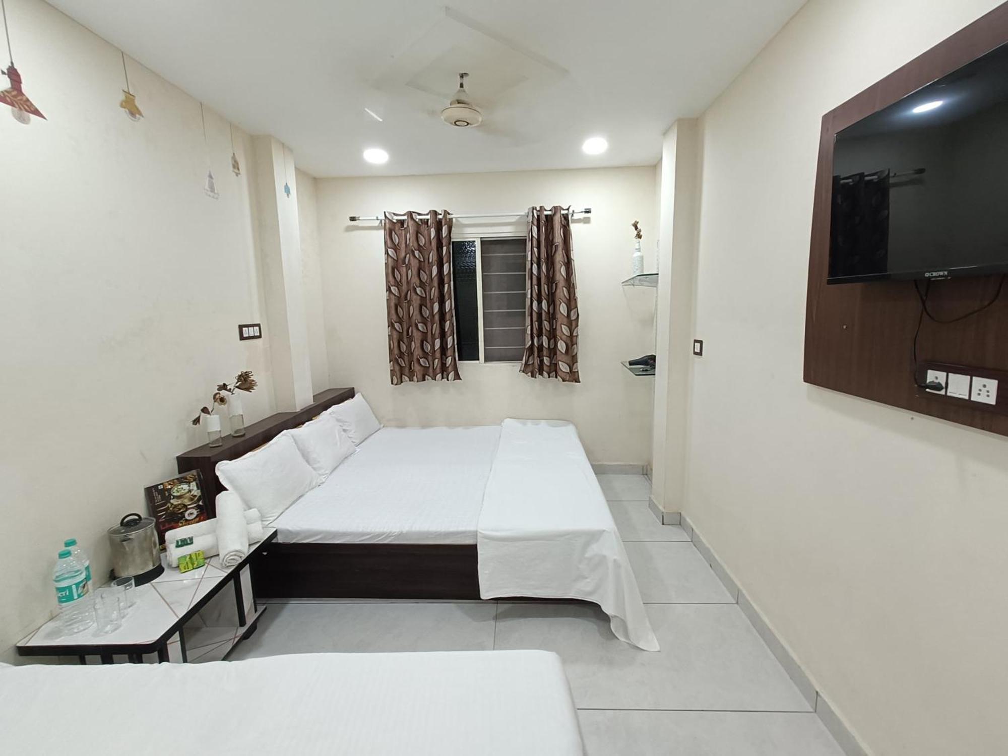 Treebo Yatri Grah Kshipra T Hotel Ujjain Buitenkant foto