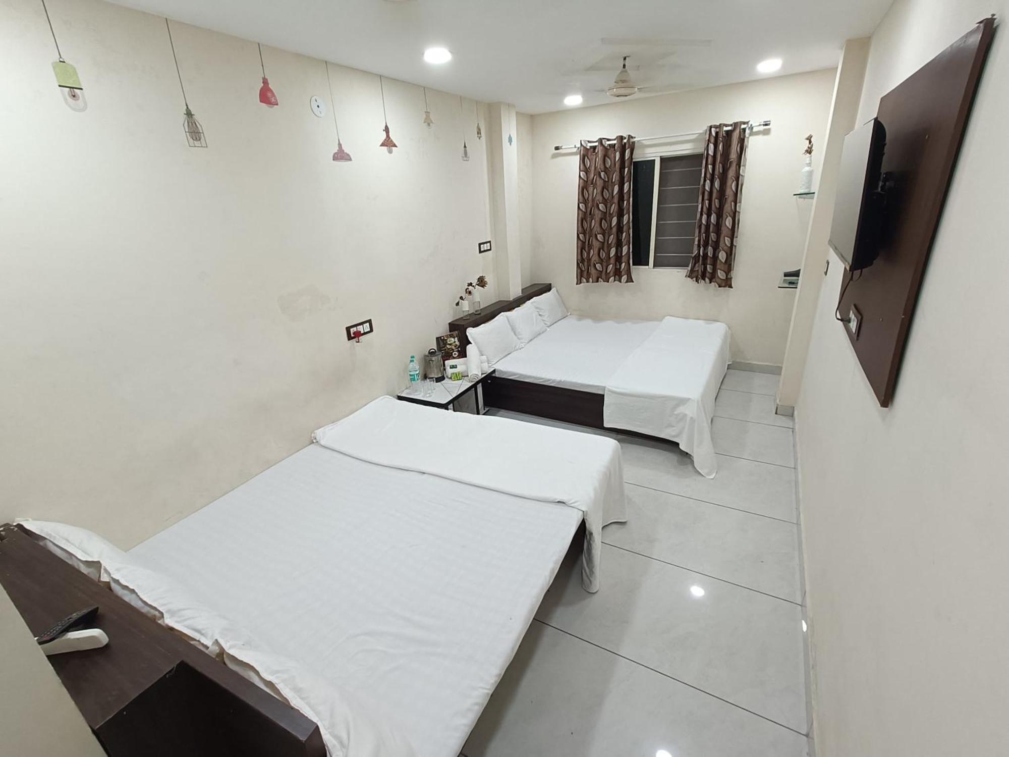 Treebo Yatri Grah Kshipra T Hotel Ujjain Buitenkant foto