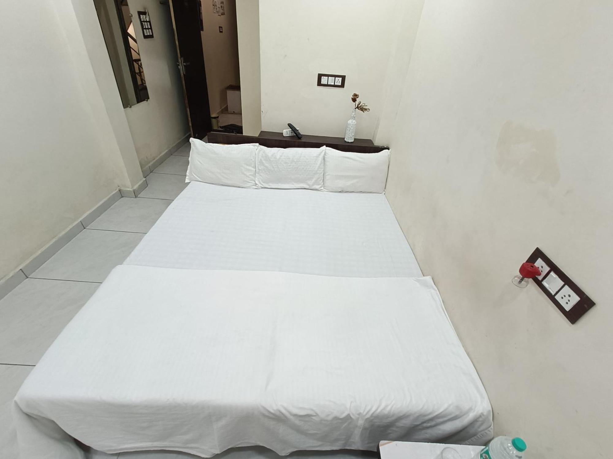 Treebo Yatri Grah Kshipra T Hotel Ujjain Buitenkant foto