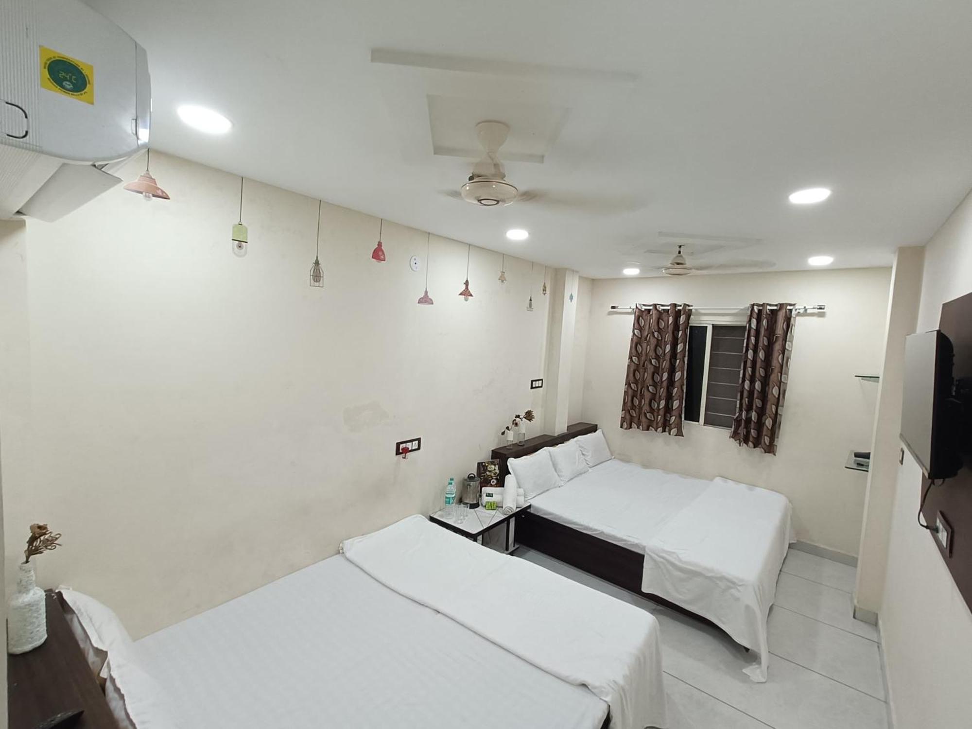 Treebo Yatri Grah Kshipra T Hotel Ujjain Buitenkant foto