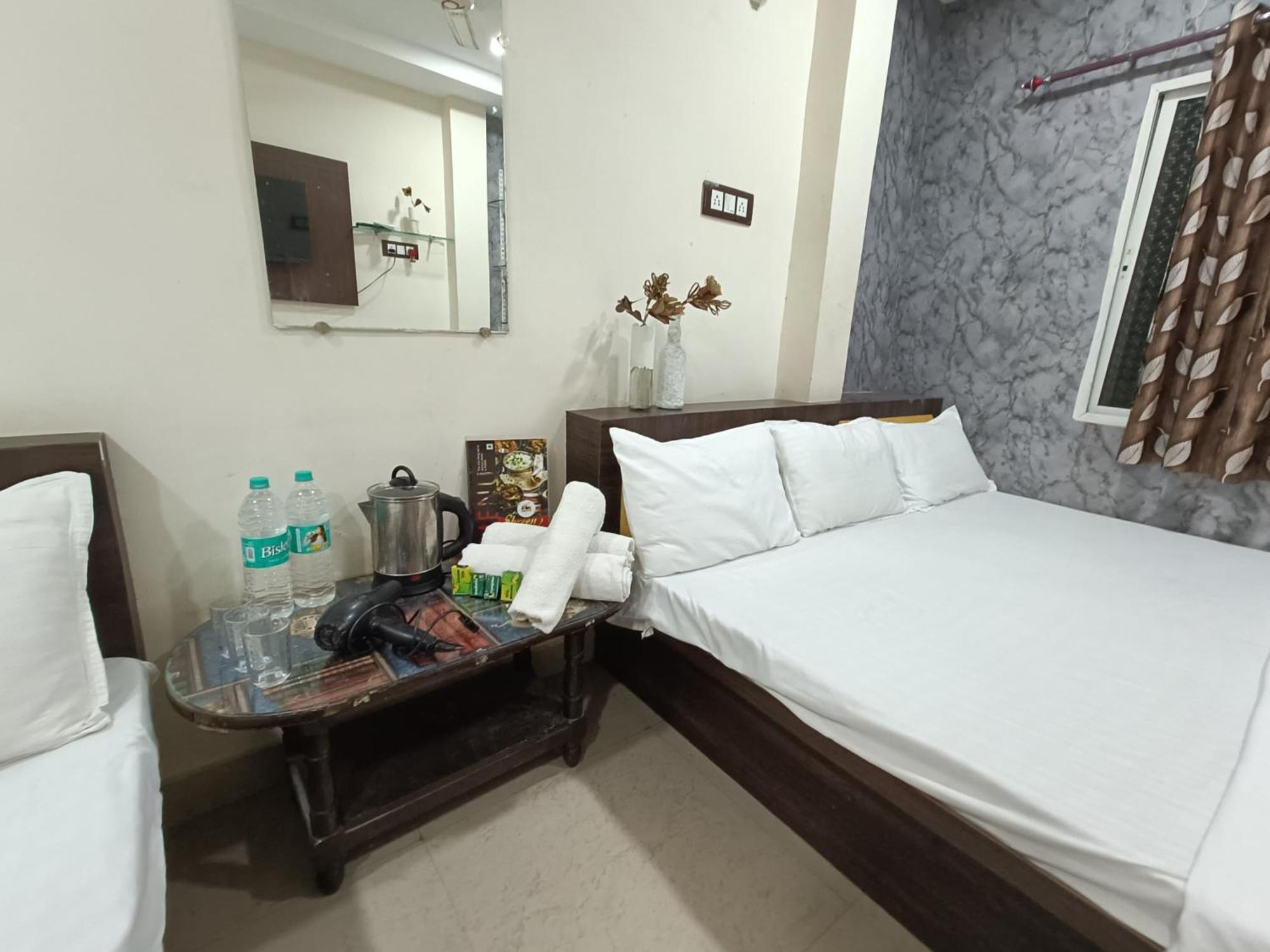Treebo Yatri Grah Kshipra T Hotel Ujjain Buitenkant foto