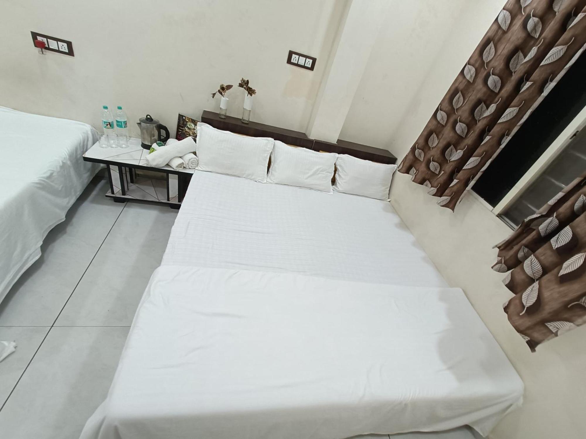 Treebo Yatri Grah Kshipra T Hotel Ujjain Buitenkant foto