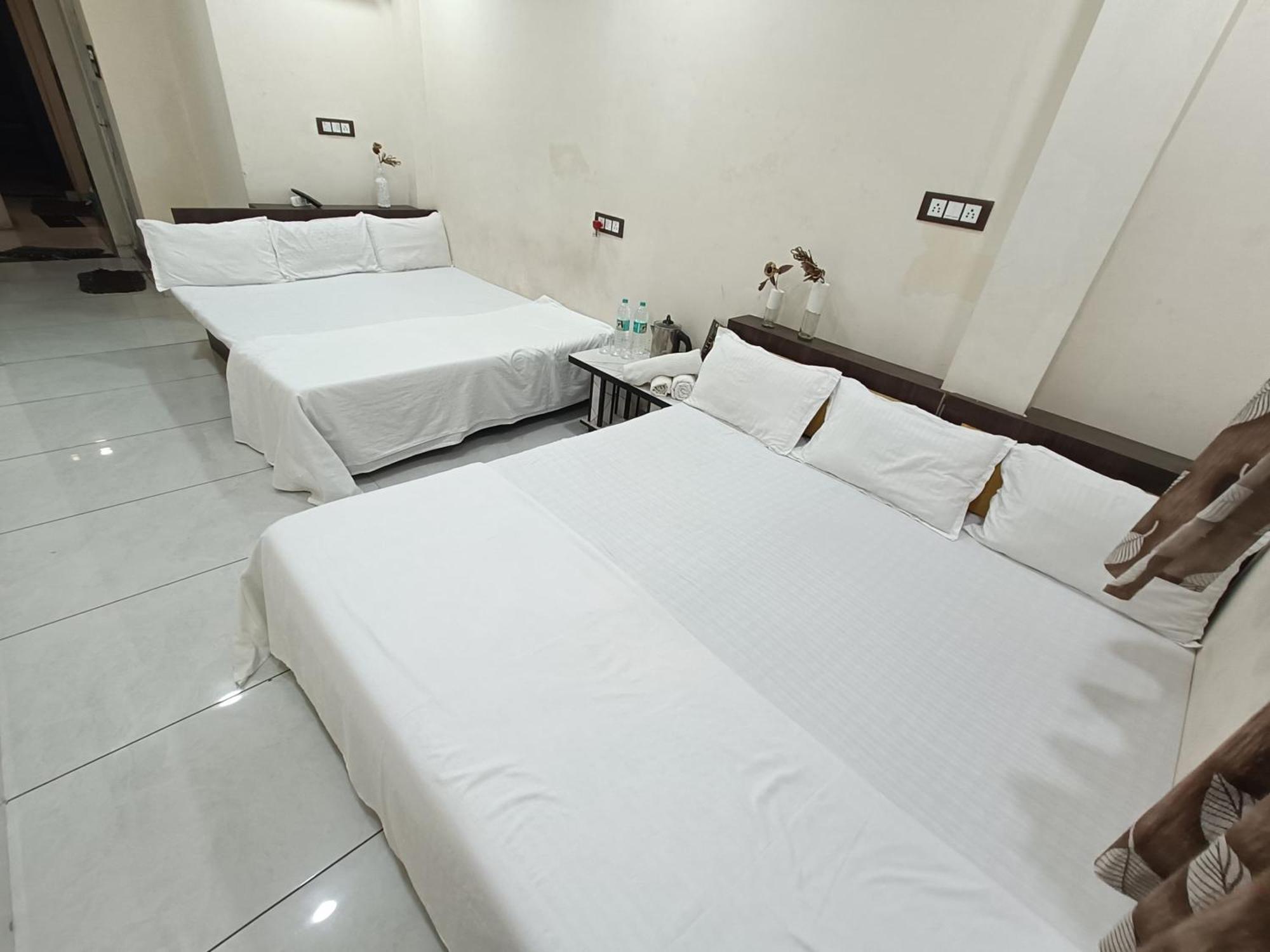 Treebo Yatri Grah Kshipra T Hotel Ujjain Buitenkant foto