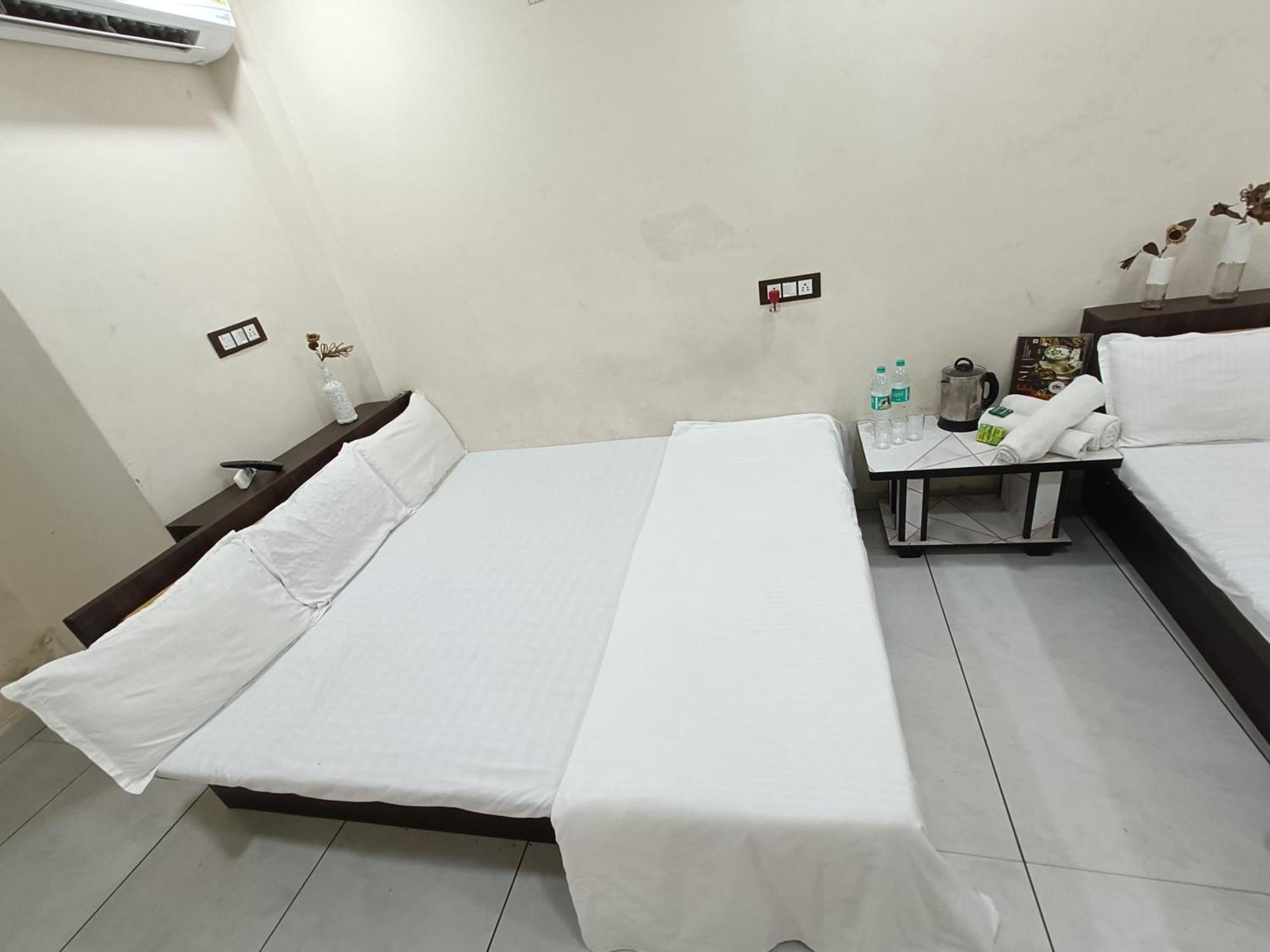 Treebo Yatri Grah Kshipra T Hotel Ujjain Buitenkant foto