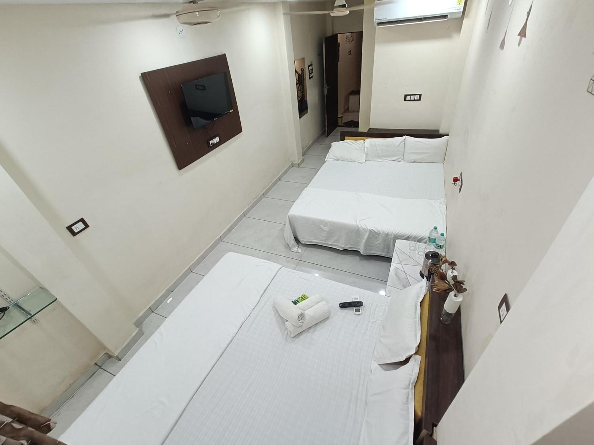 Treebo Yatri Grah Kshipra T Hotel Ujjain Buitenkant foto