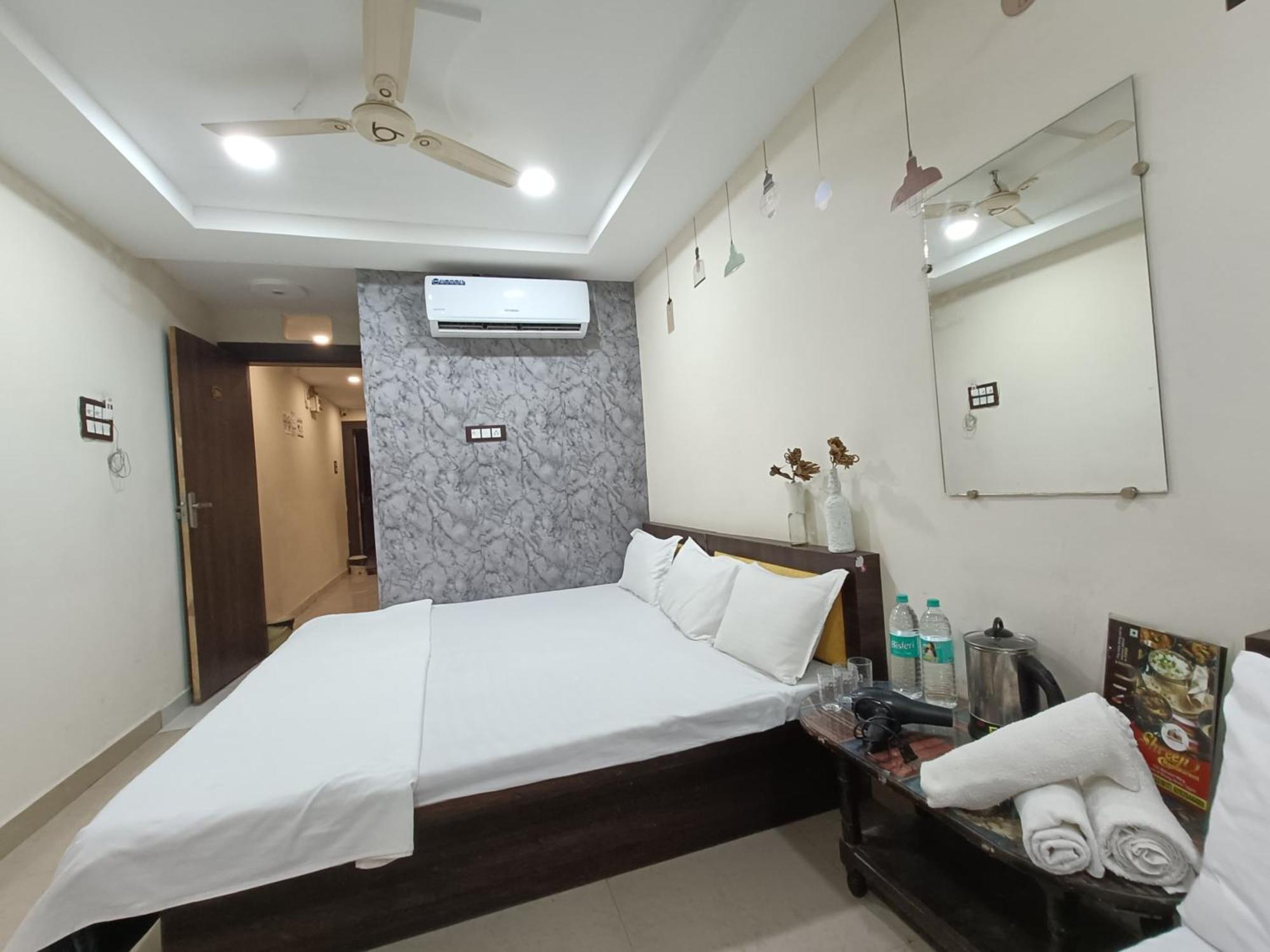 Treebo Yatri Grah Kshipra T Hotel Ujjain Buitenkant foto