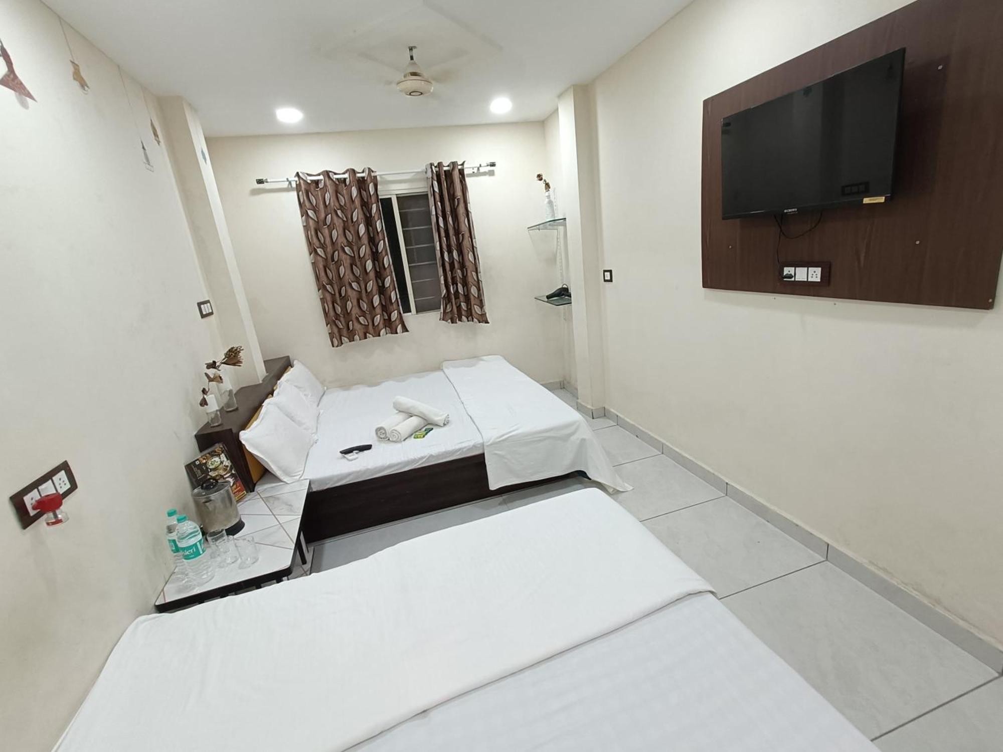 Treebo Yatri Grah Kshipra T Hotel Ujjain Buitenkant foto