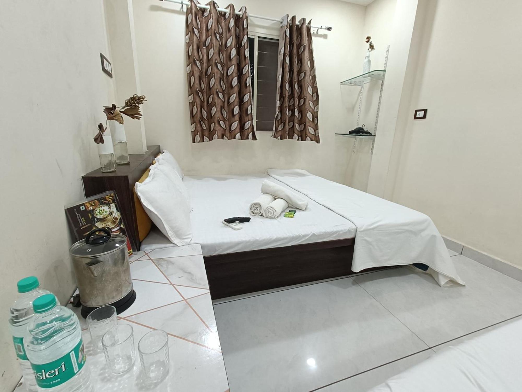 Treebo Yatri Grah Kshipra T Hotel Ujjain Buitenkant foto