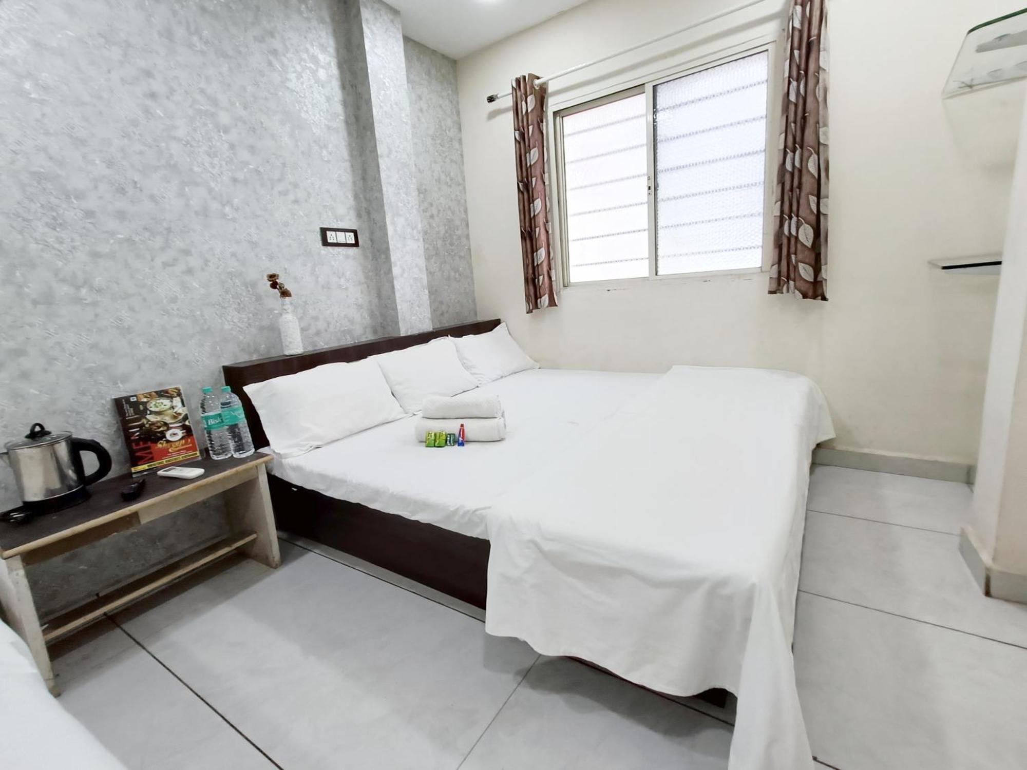 Treebo Yatri Grah Kshipra T Hotel Ujjain Buitenkant foto
